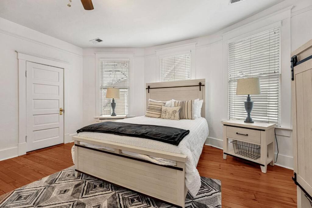 Exquisite Two-Story Home Located In Midtown Мемфис Екстериор снимка