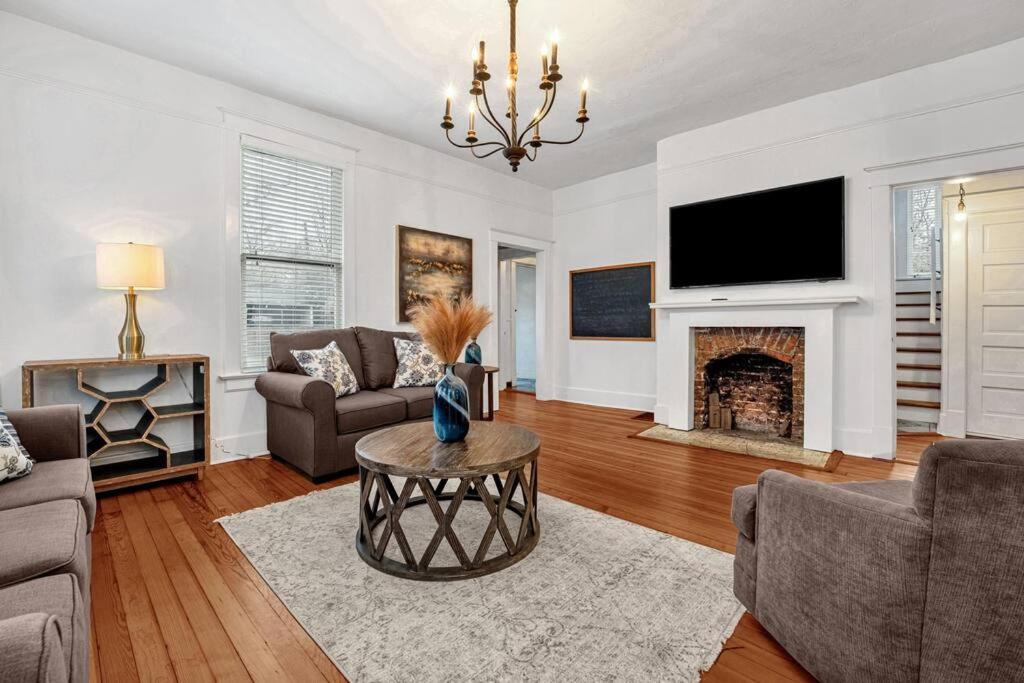 Exquisite Two-Story Home Located In Midtown Мемфис Екстериор снимка