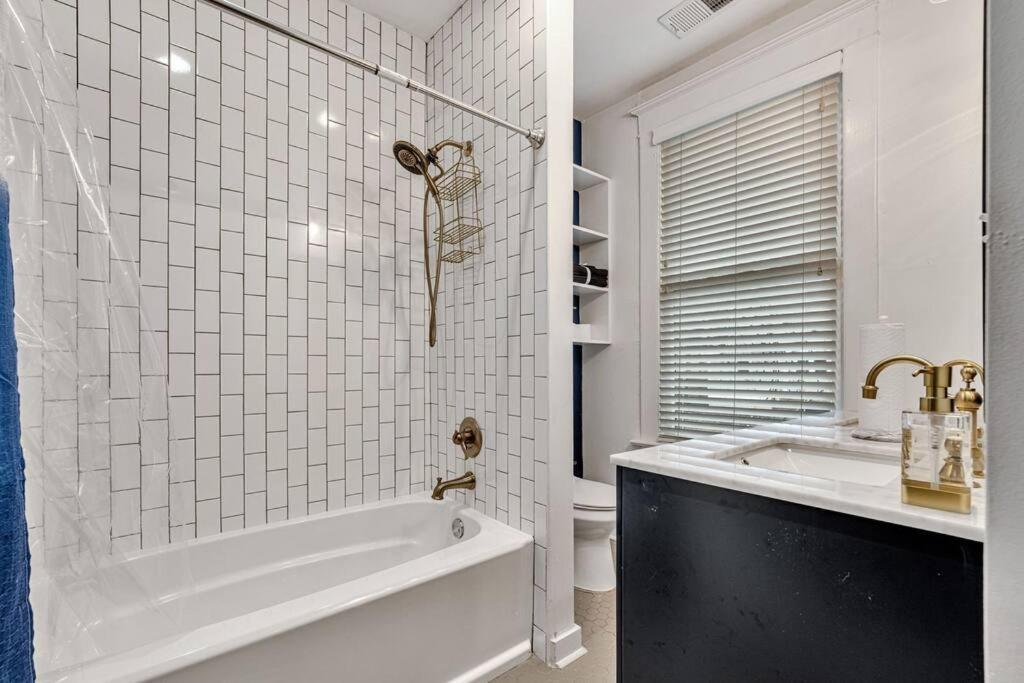 Exquisite Two-Story Home Located In Midtown Мемфис Екстериор снимка