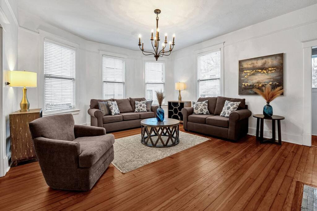 Exquisite Two-Story Home Located In Midtown Мемфис Екстериор снимка