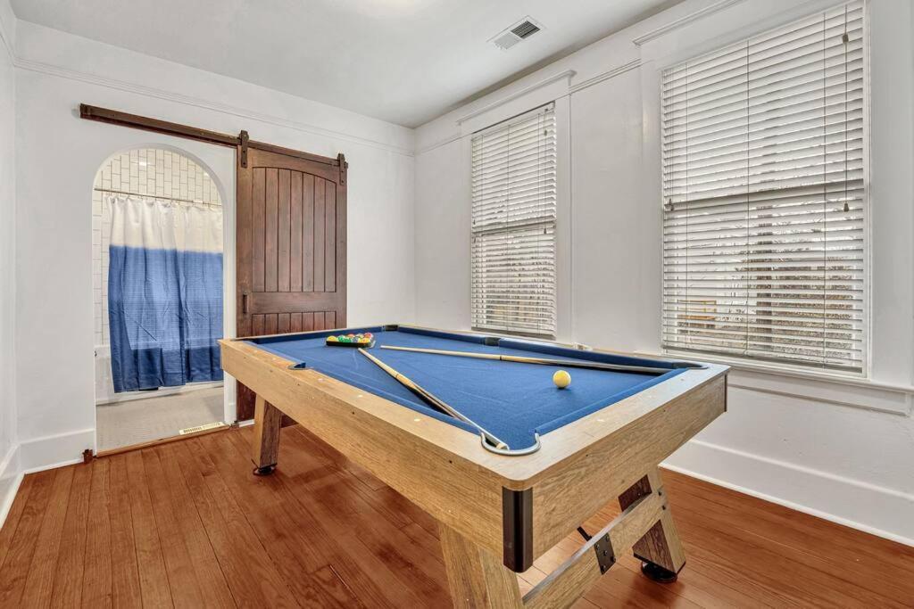 Exquisite Two-Story Home Located In Midtown Мемфис Екстериор снимка
