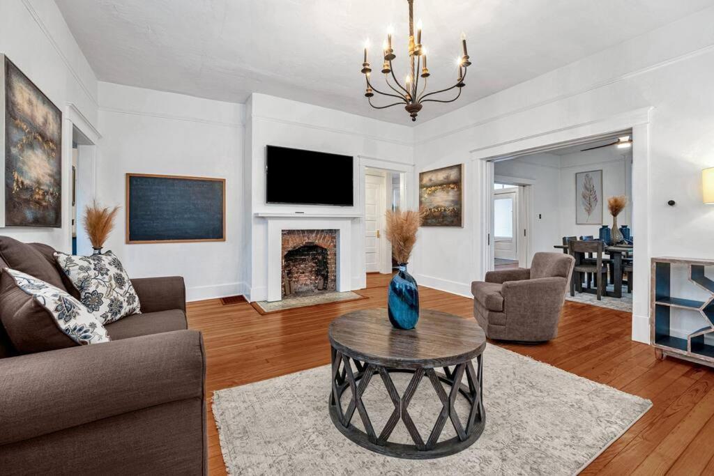 Exquisite Two-Story Home Located In Midtown Мемфис Екстериор снимка