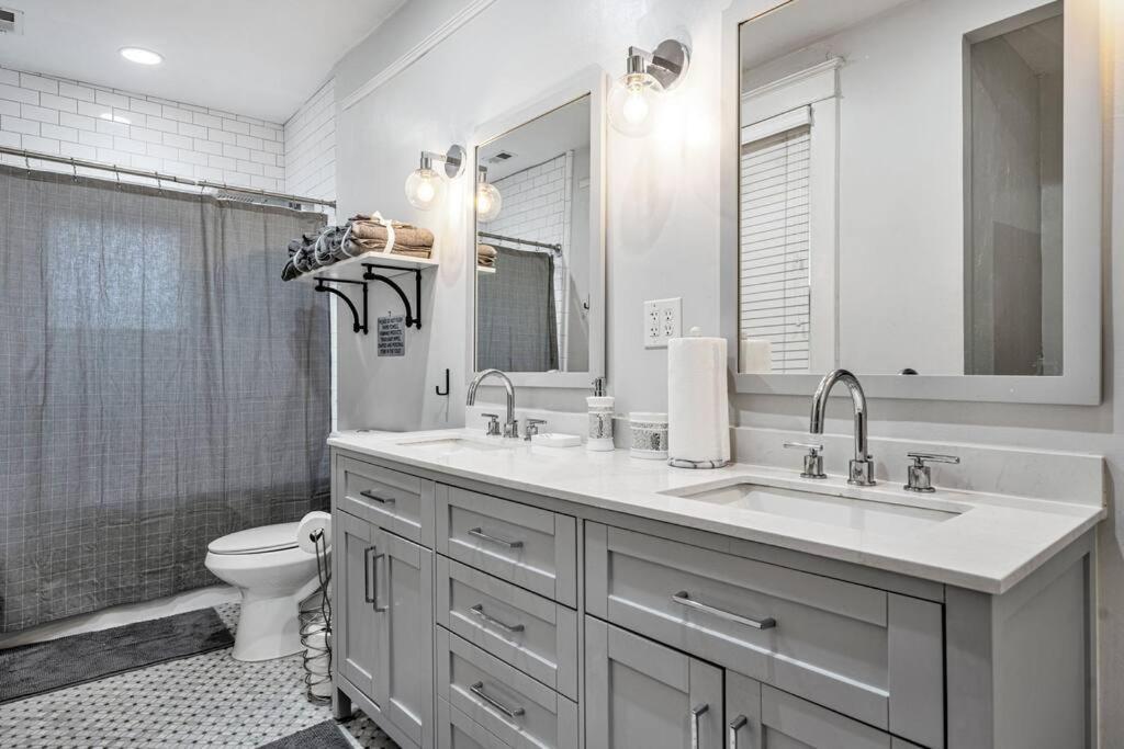 Exquisite Two-Story Home Located In Midtown Мемфис Екстериор снимка