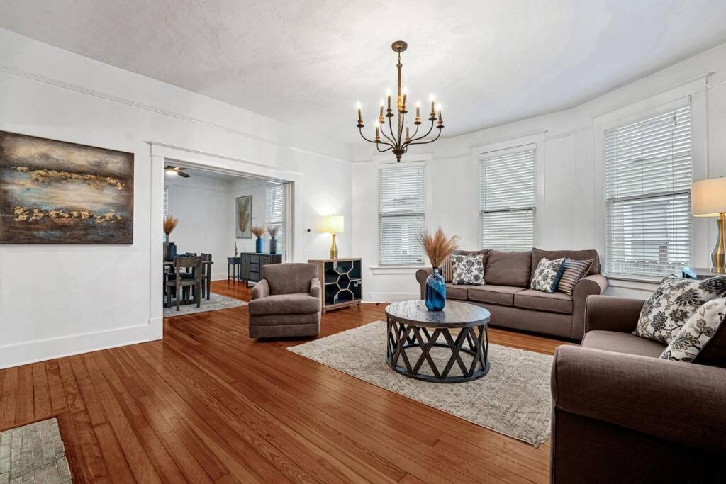 Exquisite Two-Story Home Located In Midtown Мемфис Екстериор снимка