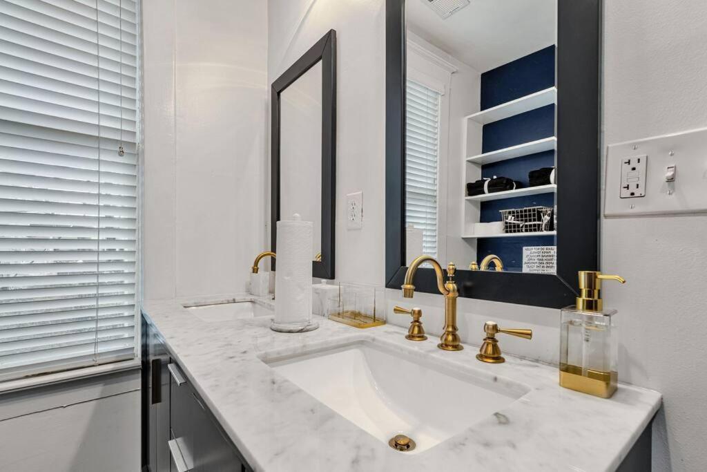 Exquisite Two-Story Home Located In Midtown Мемфис Екстериор снимка