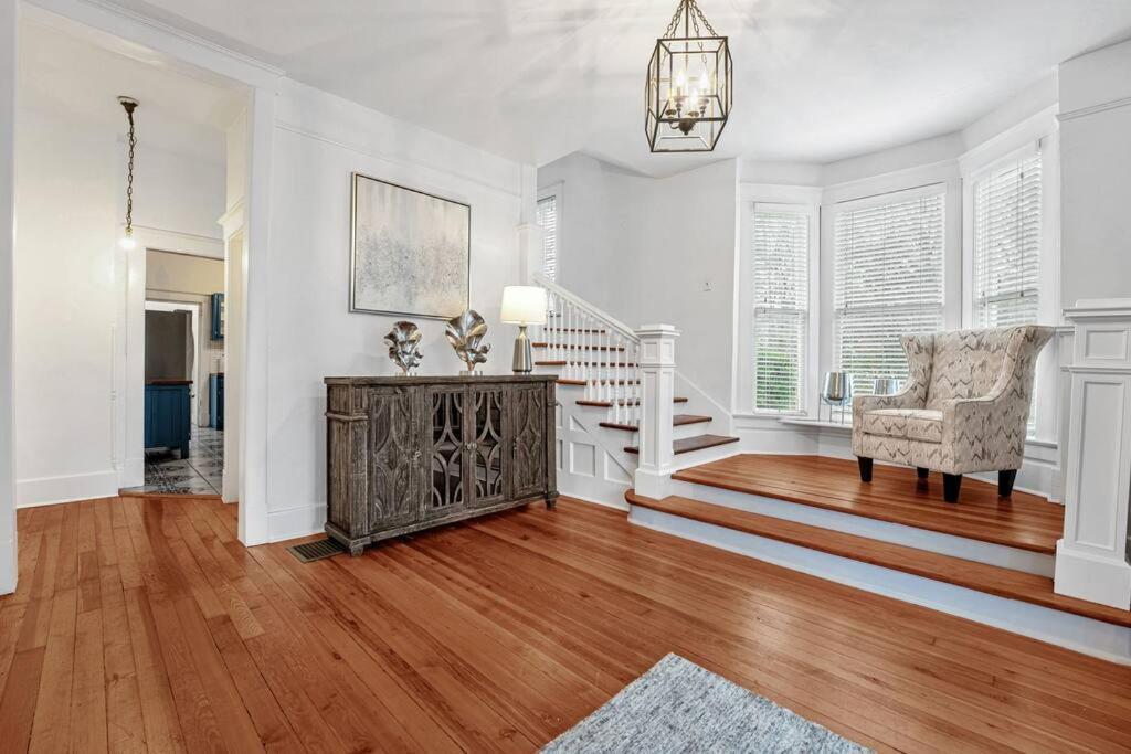 Exquisite Two-Story Home Located In Midtown Мемфис Екстериор снимка