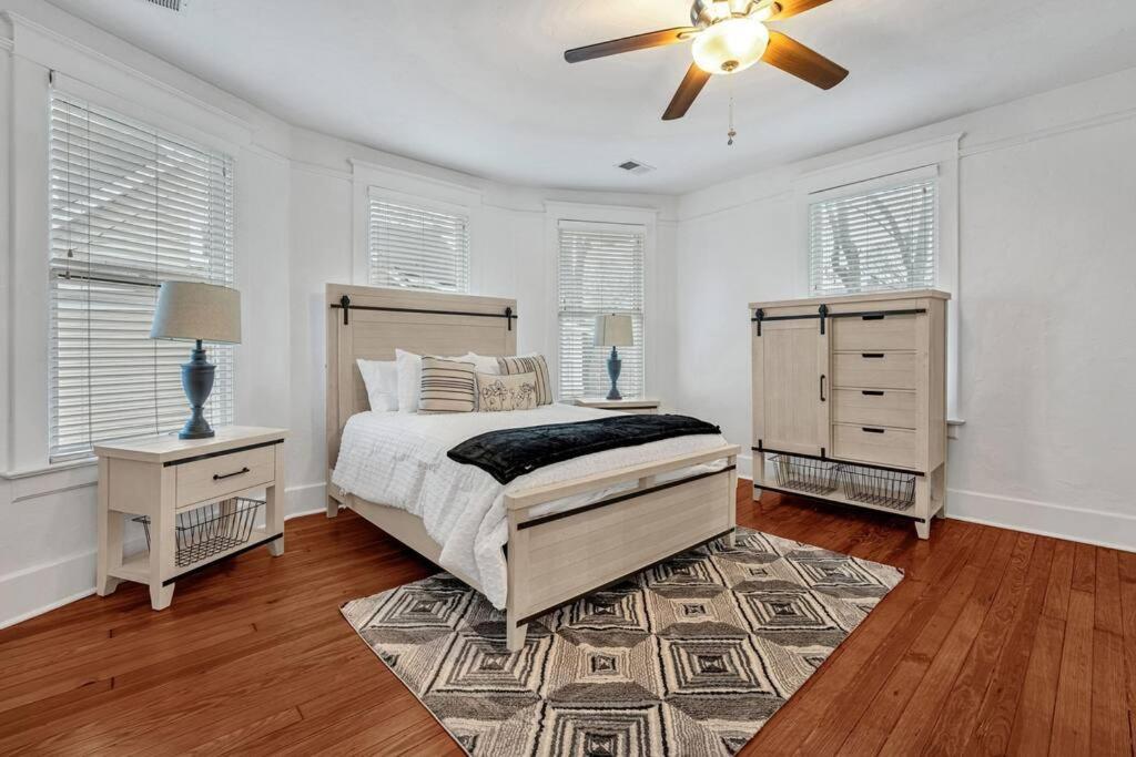 Exquisite Two-Story Home Located In Midtown Мемфис Екстериор снимка